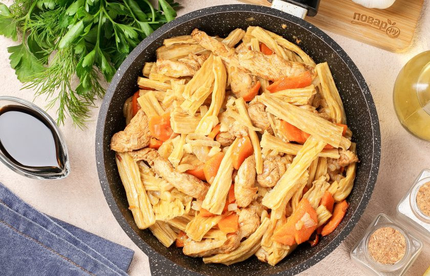 1. Этап. Жареная соевая спаржа с курицей: Отрегулируйте на соль и томите ещё около 3 минут.