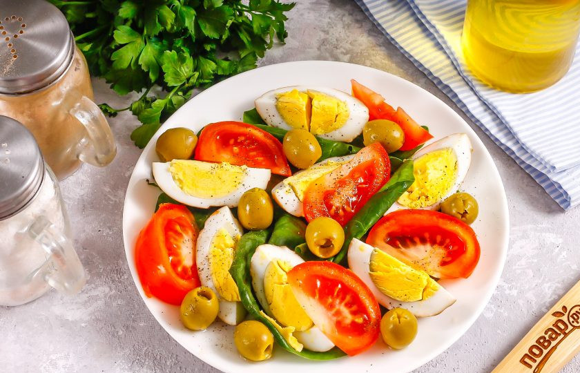 1. Этап. Салат с копчеными яйцами: Посолите и поперчите блюдо, добавьте свежую зелень по вкусу.