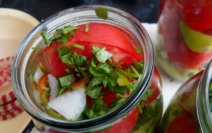 1. Этап. Салат из помидоров с перцем на зиму: Заполняем банки до верху.