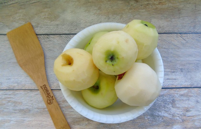 1. Этап. Тертый яблочный джем: Очистите от кожуры.