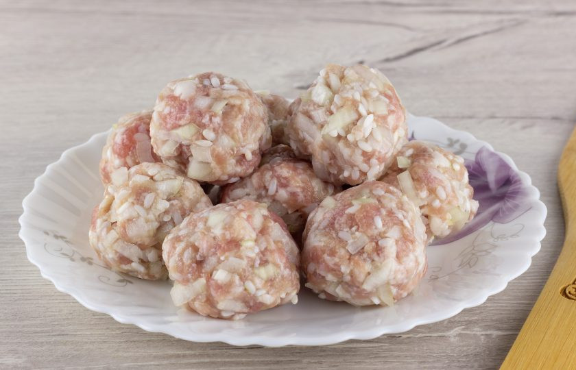 1. Этап. Скандинавское рагу с фрикадельками Молочное: Лук мелко порубите. К фаршу добавьте лук, рис, посолите по вкусу и сформируйте фрикадельки размером с грецкий орех.