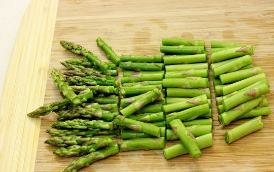 1. Этап. Суп-пюре из спаржи: 2. Нарежьте небольшими кусочками.