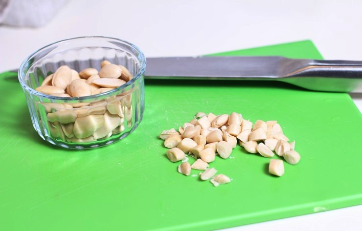 1. Этап. Пасха творожная с кокосовым молоком: Миндаль так же измельчаем.