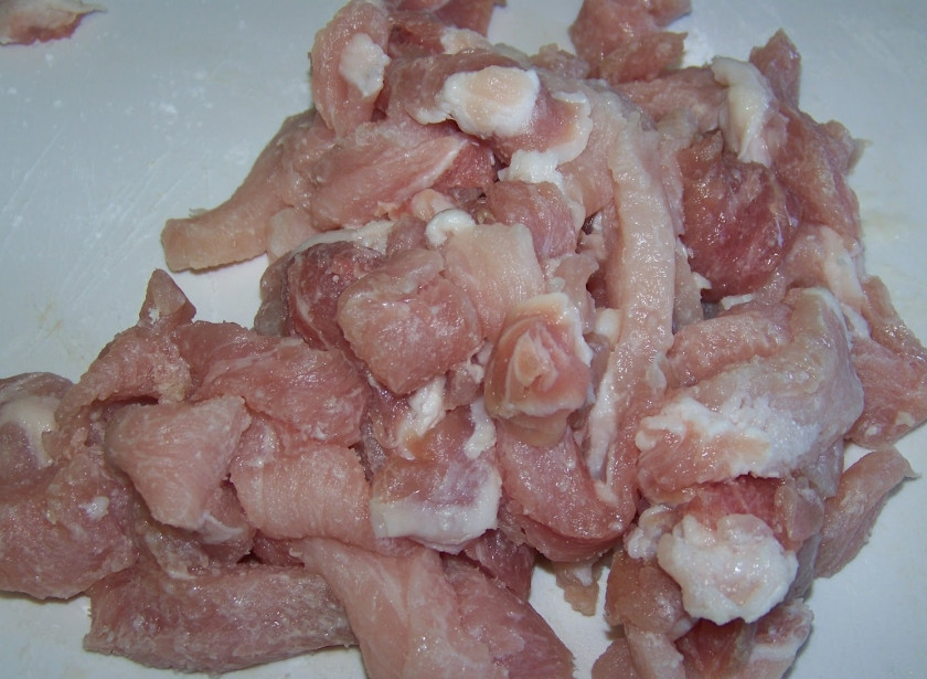 1. Этап. Свинина жареная с болгарским перцем: 1. Сперва нужно как следует вымыть и просушить мясо. Нарезать небольшими кусочками-полосочками.