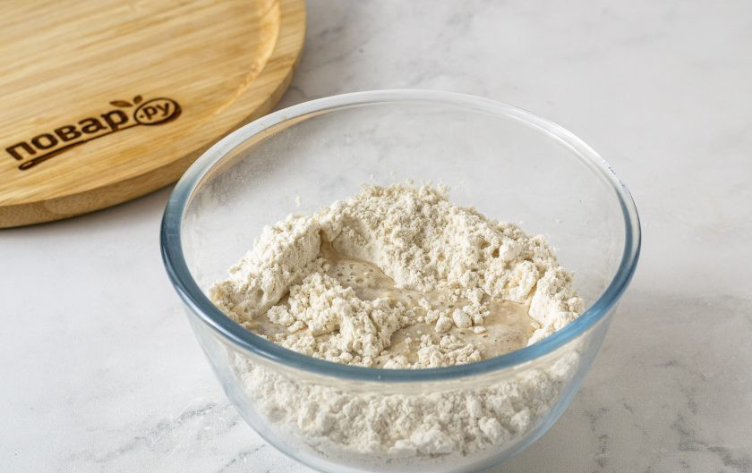 1. Этап. Вареники с вишней из цельнозерновой муки: Смешайте муку с щепоткой соли. Влейте воду.