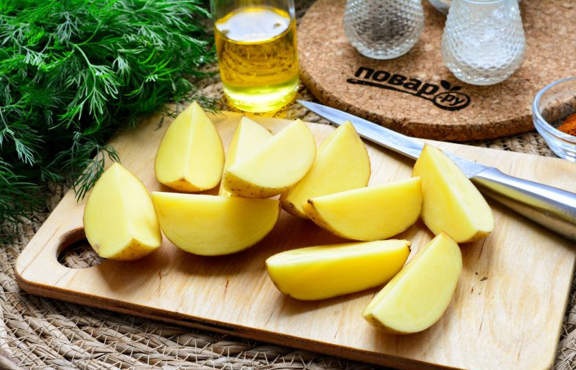 1. Этап. Картофель по-крестьянски: Картофель тщательно промойте, оставьте его в кожуре, так его вид будет действительно 