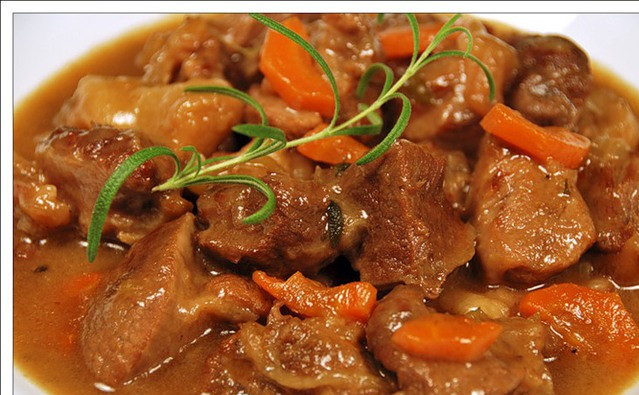 1. Этап. Тушеное мясо с грибами: 6. За 20 минут до готовности можно добавить немного томатной пасты или томатного сока. Подаем тушеное мясо с грибами в домашних условиях вместе с гарниром.