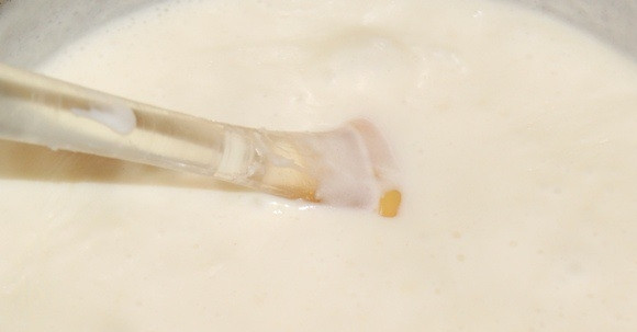 1. Этап. Мусака с картофелем: 7. В небольшой кастрюле растопить сливочное масло. Добавить муку и постоянно помешивать, чтобы она не начала пригорать. Понемногу вливать молоко и тщательно перемешивать. Проварить крем на медленном огне около 3 минут. Посолить и по желанию приправить перцем.