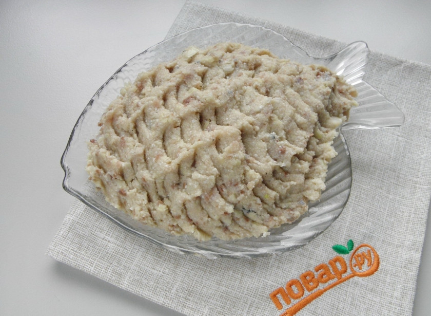 1. Этап. Форшмак из селедки классический: Выложите форшмак в селедочницу. Разровняйте.