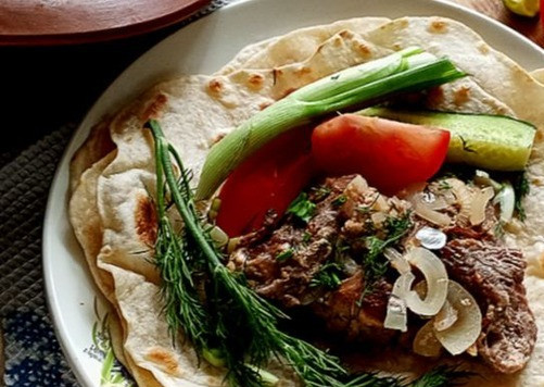 1. Этап. Индейка Духовая на лаваше: Подаём каждому. На лаваш выкладываем индейку вместе с лучком-чесночком и соусом (немного), дополняем блюдо порезанными свежими овощами.