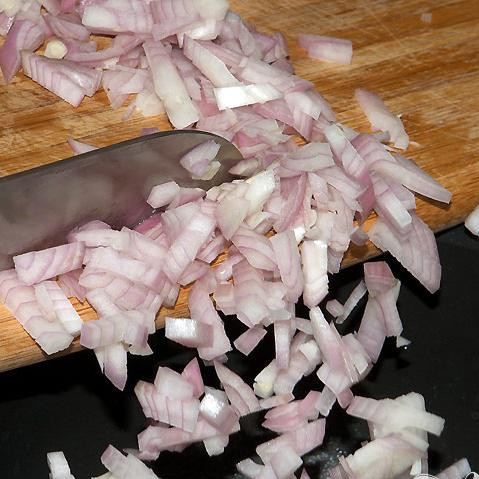 1. Этап. Соус для рыбы из вина, масла и каперсов: Разогрейте в кастрюле для соусов 2 ч.л. оливкового масла. И добавьте лук.