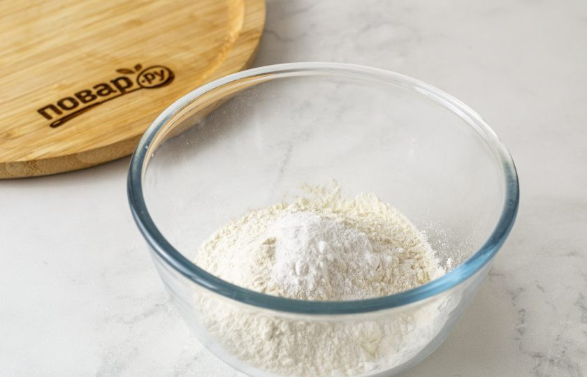 1. Этап. Постный торт Птичье молоко: В глубокой миске смешайте муку и разрыхлитель.