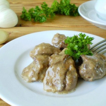 Печень, тушеная в сметане