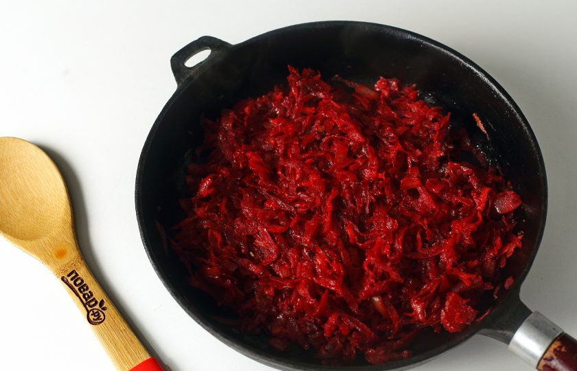 1. Этап. Борщ со стручковой фасолью: Когда все овощи станут мягкие, добавьте томатную пасту, специи и сахар. Готовьте еще 2-3 минуты, после чего добавьте содержимое сковороды в кастрюлю к остальным ингредиентам.