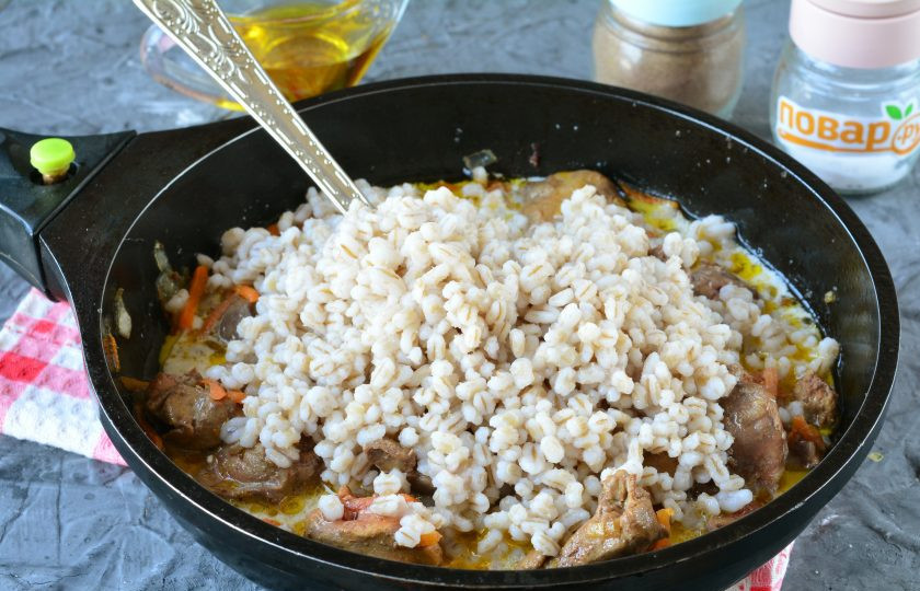 1. Этап. Перловка с куриной печенью: Всыпьте сваренную перловую крупу.