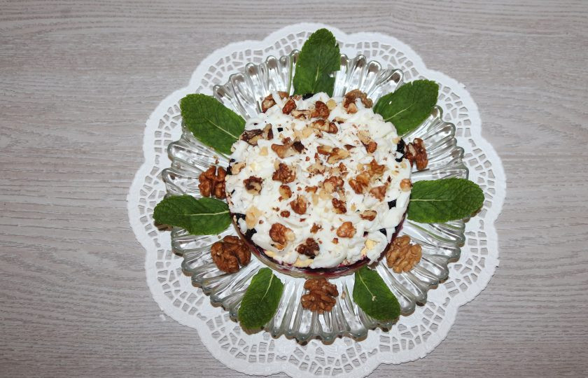 1. Этап. Салат Графский: Украсьте салат листиками мяты.