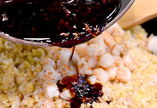 1. Этап. Соус под рис: 6. Овощи, креветки и рис выложить в глубокую сковороду и перемешать. Осталось только залить все приготовленным соусом.