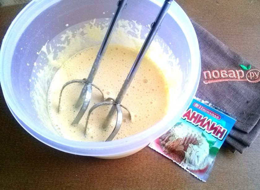 1. Этап. Пасха заварная: 3. Яичные желтки взбейте с сахаром в миске или кастрюльке. Можно это делать постепенно. Сахар растворится и позже, поэтому слишком сильно не растирайте. Добавьте нежирную сметану, перемешайте до однородной массы.