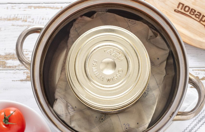 1. Этап. Помидоры фаршированные морковью: Банку накройте крышкой. На дно кастрюли постелите тряпочку, поставьте банку в кастрюлю и влейте воду по плечики банки. Доведите до кипения и стерилизуйте банку 20 минут в кипящей воде. После плотно закрутите крышку, банку переверните вверх дном и оставьте так до полного остывания. После можно убрать заготовку в прохладное место на хранение.