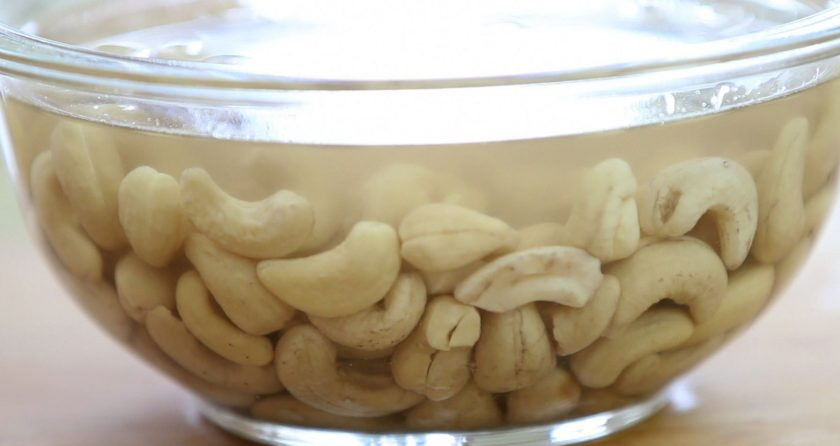 1. Этап. Морковный веганский торт: 2. В это же время залейте тёплой водой кешью на 30 минут. Орехи понадобятся позже для топпинга.