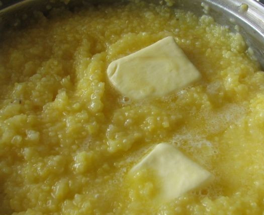 1. Этап. Закарпатский банош: Когда каша сварится, добавляем сливочное масло , перемешиваем и оставляем на некоторое время настояться.