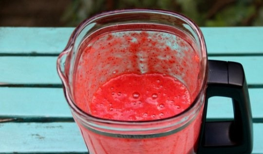 1. Этап. Ягодное мороженое: 3. Выложите в чашу блендера и измельчите. Можно несколько ломтиков клубники отложить. По вкусу добавьте в ягодное пюре сахар по желанию. Если ягода хорошо зрелая и сладкая, можно обойтись и без сахара.