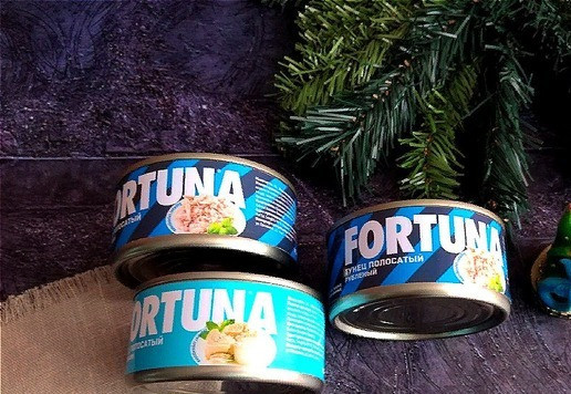 1. Этап. Кабачковая запеканка с тунцом: В рецепте я буду использовать тунец в с/с ТМ FORTUNA. Я возьму баночку голубого цвета. Тунец в ней кусочками. В тёмно-синей тунец рубленный в с/с. Он тоже подойдёт для рецепта.