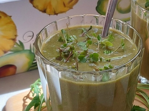 1. Этап. Смузи с маракуйей, клубникой и руколой: Присыпать микрозеленью руколы или мелко порезанной взрослой руколой. Это необязательно. Смузи и так очень богатого вкуса.