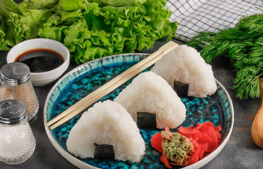 1. Этап. Онигири с лососем: Подайте блюдо к столу с соевым соусом, васаби и маринованным имбирем.