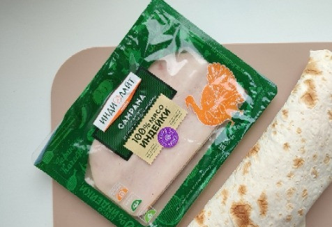 1. Этап. Рулет с ветчиной: После чего повторяем слои. Заворачиваем рулет, заправляя края вовнутрь. Обжариваем на сухой сковороде (по желанию).