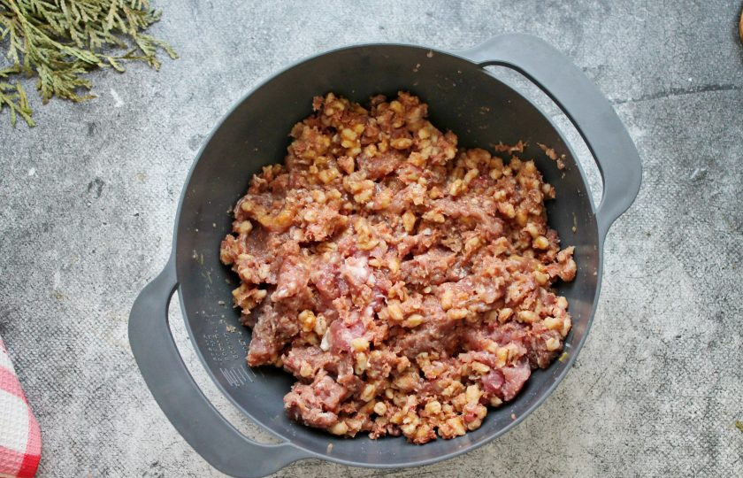 1. Этап. Котлеты из перловки с фаршем: В миску выложите мясной фарш, посолите, поперчите и выложите вареную перловку. Разбейте в миску яйцо и хорошо все перемешайте.