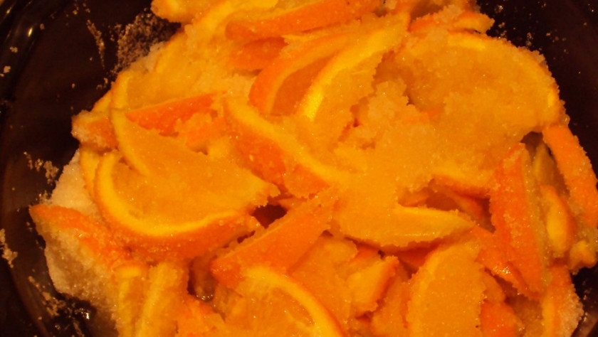 1. Этап. Варенье из апельсинов с кожурой: 3. После этого нарежьте плоды дольками (половинками). Слишком мелко не стоит, лучше всего - целое кольцо пополам. Засыпьте сахаром и оставьте на 12 часов. Теперь отправляйтесь заниматься своими делами. Спустя время, отправьте апельсины в кастрюлю и проварите около часа, постоянно помешивая.