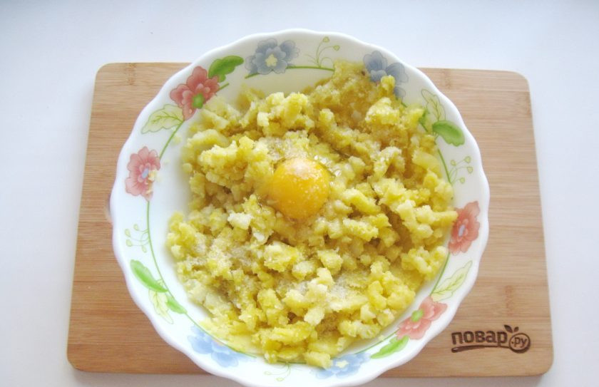 1. Этап. Жареные картофельные пирожки с квашеной капустой: Разомните вареный картофель и добавьте яйцо, посолите.