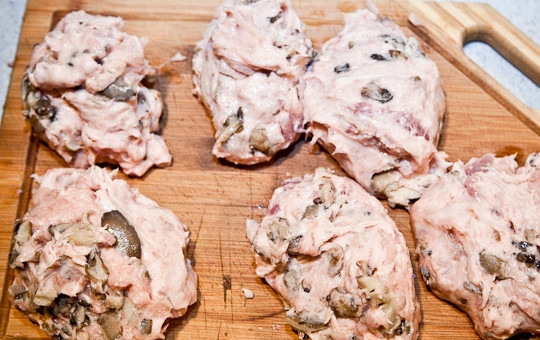 1. Этап. Фаршированные куриные окорочка с грибами: 6. Затем получившийся фарш тщательно перемешайте с жаренными грибами. Разделите на 6 частей и придайте им форму котлеток.