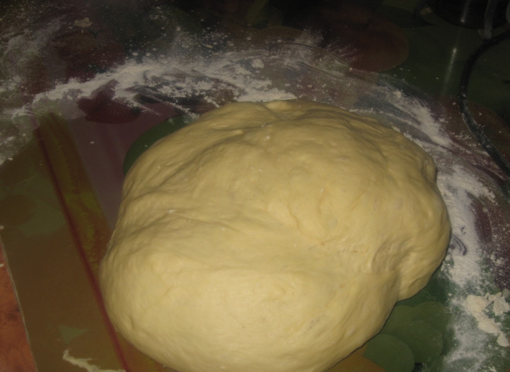 1. Этап. Тесто для жареных пирожков: Тесто подошло, обомните его, посыпьте мукой. Можно приступать к лепке пирожков.