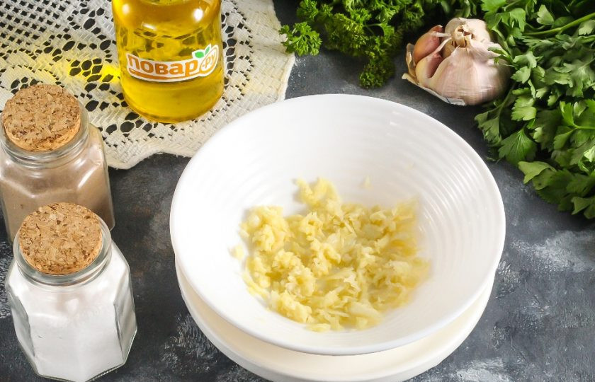 1. Этап. Чесночный соус с уксусом: Спрессуйте их через специальный гаджет в пиалу или глубокую емкость.