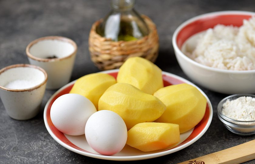 1. Этап. Рисовые драники: Подготовьте ингредиенты. Картофель почистите, промойте и обсушите.