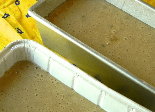 1. Этап. Коврижка медовая с изюмом: 6. Вылейте тесто в жаропрочную форму (или две) и отправьте в духовку. Выпекайте коврижку минут 50-55 до готовности.