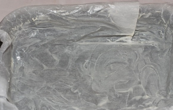 1. Этап. Пирог Крошка: Форму для выпечки застелите пергаментом и промажьте немного маслом.