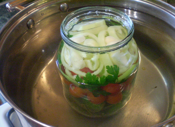 1. Этап. Закатка овощей на зиму: Залейте кипятком банку. Поставьте в кипящую воду стерилизоваться на 5 минут с момента закипания воды в кастрюле. Потом влейте уксус и закатайте банку.