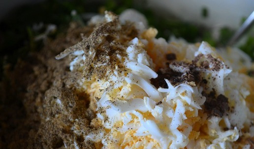 1. Этап. Окрошка с курицей: Яйца натереть на тёрке и добавить к остальным ингредиентам в кастрюлю. Поперчить двумя видами перца. Душистый перец у меня целый, поэтому предварительно я измельчила его в ступке.