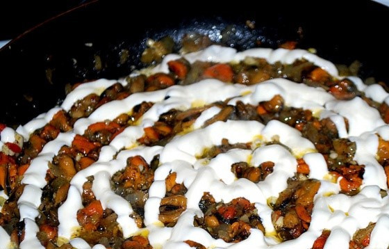 1. Этап. Мидии в сметанном соусе: 2. В сковороду к жареному луку выложите мидии. Перемешайте и готовьте не более 5 минут. Затем полейте сметаной. Как только она прогреется, посолите и поперчите по вкусу. Через 1-2 минуты добавьте пропущенный через чеснокодавилку чеснок. Присыпьте половиной нарезанного укропа. Через минуту снимите с огня.