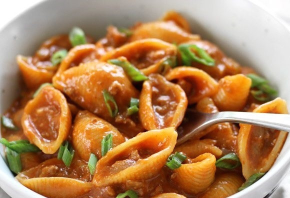 1. Этап. Ракушки с фаршем в томатном соусе: 8. Разложите ракушки с фаршем по тарелкам и наслаждайтесь готовым блюдом.