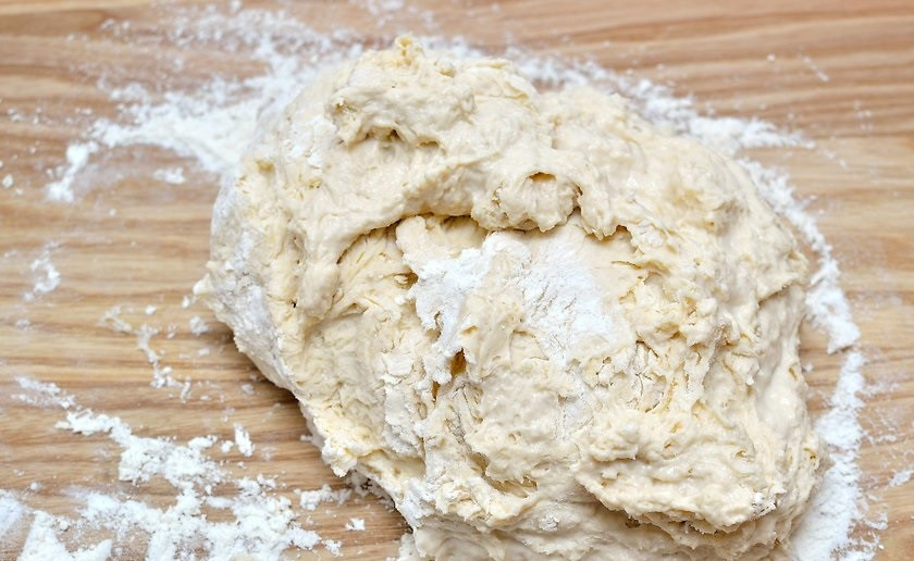 1. Этап. Хрустящий белый хлеб: 7. Положите тесто на чистую, слегка посыпанную мукой поверхность.