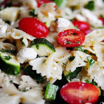 1. Этап. Паста салат с помидорами, цукини, и сыром Фета: Накройте плёнкой и поместите в холодильник на пару часов.