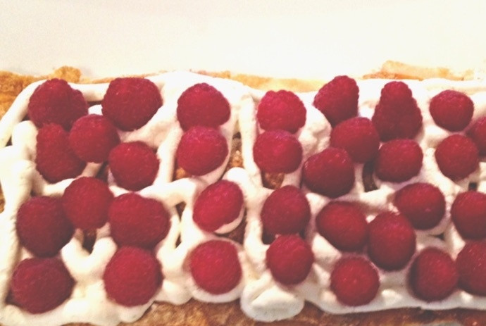 1. Этап. Мильфей со взбитыми сливками и малиной: 4. Снова смажьте лист кремом и выложите ягоды.