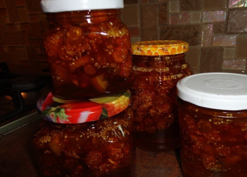 1. Этап. Заготовки из физалиса: 6. Отправляем в сироп наши ягоды, лимон и корицу и варим около 30 минут на слабом огне. При необходимости можно подливать воду. Помешивать сильно не стоит, чтобы ягоды не потеряли свою форму.