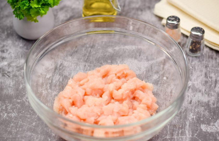 1. Этап. Рубленые котлеты в панировочных сухарях на сковороде: Куриное филе ополосните и просушите. После нарежьте филе небольшими кубиками и переложите в глубокую миску.