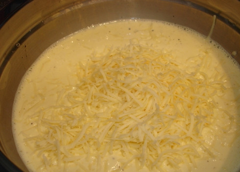 1. Этап. Пирог с семгой и брокколи: Сливки взбейте с яйцами. Натрите сыр на средней терке, добавьте его в эту смесь. Также всё посолите и поперчите. Перемешайте.