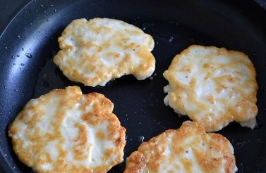 1. Этап. Котлеты из филе курицы: 5. На сковороде разогреваем растительное масло. В раскаленное масло кладем слепленные котлеты и обжариваем с двух сторон. Жарить следует несколько минут с одной стороны на сильном огне, затем перевернуть котлеты и жарить с другой стороны под крышкой, убавив огонь. Так котлеты прожарятся как надо.